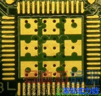 这也是不好的通孔设计,但部份通孔已经用绿漆(mask)盖上,但仍有部份通孔未塞孔。