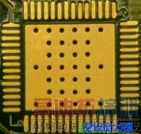 这是最不好的通孔设计,贯穿通孔直接摆放于QFN的接地散热垫上,制造上无法确保其锡量,也就无法确保焊接良好。