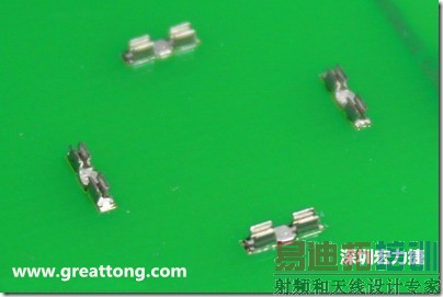 屏蔽夹(SMT shielding clip)焊接于电路板上的样子。