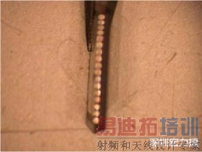 用卡尺测量元件厚度