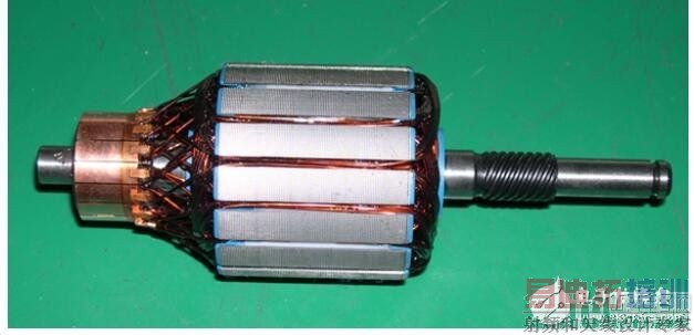 当电动机的三相定子绕组(各相差120度电角度),通入三相交流电后,将产生一个旋转磁场,该旋转磁场切割转子绕组,从而在转子绕组中产生感应电流(转子绕组是闭合通路),载流的转子导体在定子旋转磁场作用下将产生电磁力,从而在电机转轴上形成电磁转矩,驱动电动机旋转,并且电机旋转方向与旋转磁场方向相同。3.1异步电动机的电磁转矩是由定子主磁通和转子电流相互作用产生的。3.2但异步电动机的定子主磁通却并不是静止的,而是以一定的转速旋转着的。3.3产生转子电流的必要条件是转子绕组切割定子磁场的磁力线。因此,转子转速必须低于定子磁场的转速(即为“异步”)。